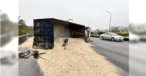 國道1號砂石車翻覆！24歲駕駛受傷送醫 交通大回堵2公里