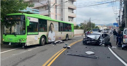 快訊／台中大里驚傳3車事故！轎車過彎「失控撞客運」釀2傷 駕駛一度受困