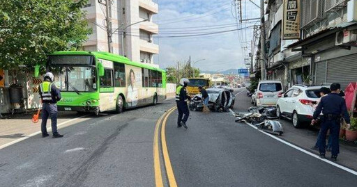 大里區驚險車禍！轎車急左轉撞上客運機車 駕駛受困車內急救脫困