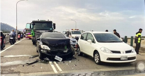 砂石車台一線連撞4車！4歲雙胞胎兄弟險象環生 6傷送醫幸無大礙