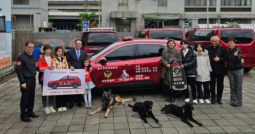 紀念已故雙親 阮昭雄兄妹贈北市消防局警備車