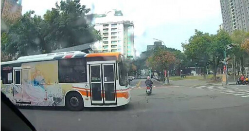 台中客運高速闖紅燈！阿嬤急催油門險遭擊落 網轟：罔顧人命