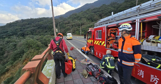 快訊／陽明山馬槽橋命案！民眾驚見女受困卡橋上 警消吊起明顯死亡