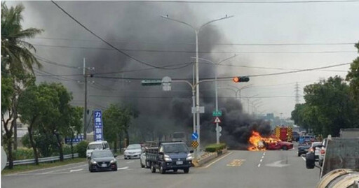 台南火燒車！汽機車碰撞突「自燃」陷火海 男騎士受傷急送醫