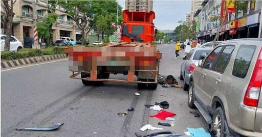 高鳳路驚險車禍！超車不慎撞聯結車 男險遭輾過逃過一劫