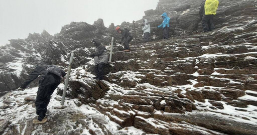 玉山驚見雨夾冰霰！18山友拉鐵鍊驚險下山 所幸無人受傷