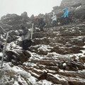 玉山驚見雨夾冰霰！18山友拉鐵鍊驚險下山 所幸無人受傷