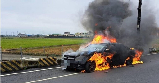 台南賓士轎車行駛中起火！駕駛驚險逃生 全車燒成廢鐵