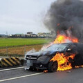 台南賓士轎車行駛中起火！駕駛驚險逃生 全車燒成廢鐵