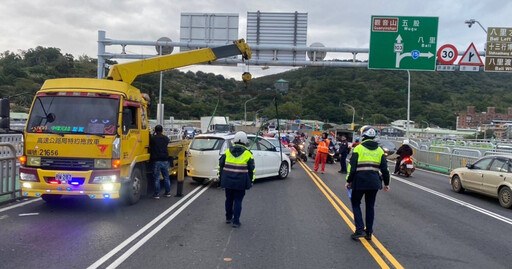 關渡橋4車連環撞！ 三人受傷送醫交通一度受阻