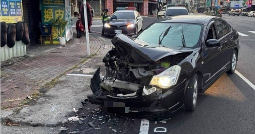 高雄轎車自撞路邊車！車頭全毀慘況曝 駕駛酒測0.85遭法辦