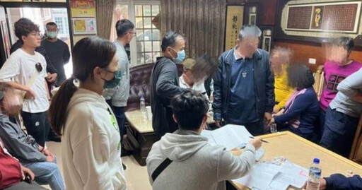 高雄民宅淪賭場！賭客見警鳥獸散「躲超商」 警逮22人法辦