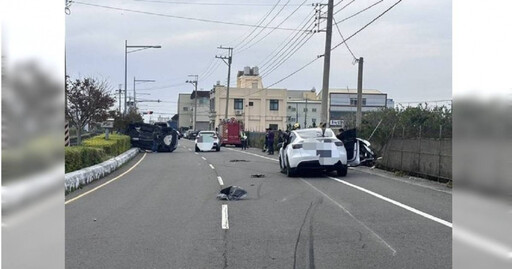 埔心驚險3車連環撞！馬自達衝撞特斯拉 休旅車翻覆險撞賓士