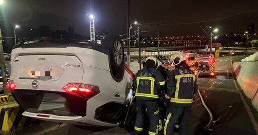 北市百齡橋河濱公園轎車自撞護欄翻覆 女駕駛驚人酒測值曝