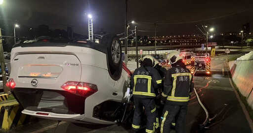 北市百齡橋河濱公園轎車自撞護欄翻覆 女駕駛一度受困卡車內