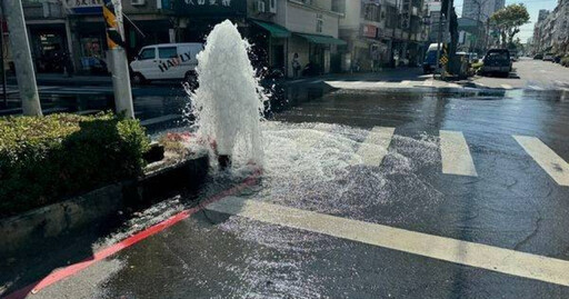 高雄五權路成「水世界」男駕駛小貨車撞斷消防栓 水柱狂噴數小時