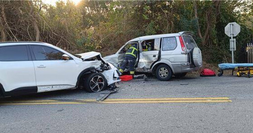 金門車禍驚險！2車猛烈擦撞1人受困車內 消防緊急救援送醫