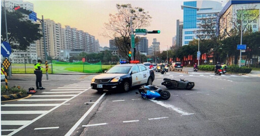 太可惡！ 淡水母子騎車遭擊落1歲嬰見血 肇事男掛假牌上路還無照闖紅燈