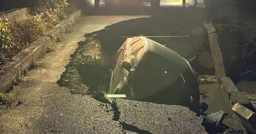 嘉義布袋防汛道路驚現「巨型天坑」 小客車墜坑驚悚畫面曝光