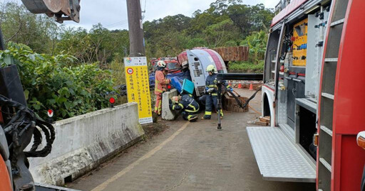 駕駛怪手淡水山區翻覆 警消救援受困34歲男子