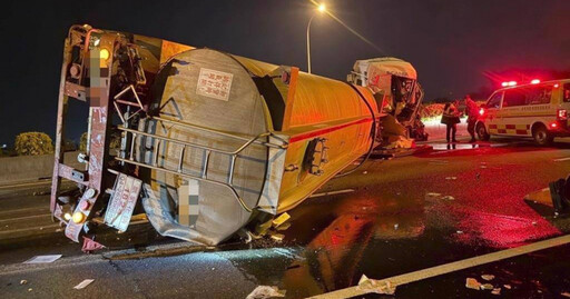 凌晨國1化學槽車與貨車追撞後翻覆 氫氧化鈉外洩「嚴重恐釀肺部發炎」