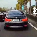 耍狠變耍寶！89開BMW攔車「持棍理論」 忘拉手煞下秒險滑走