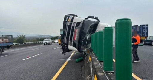 國3竹山段翻車！大貨車爆胎再衝毀整排分隔桿 害回堵2公里