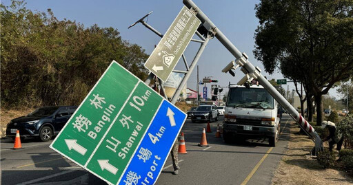 金門路牌桿鏽蝕倒塌險砸車 工人遭壓慘叫送醫警消急救援