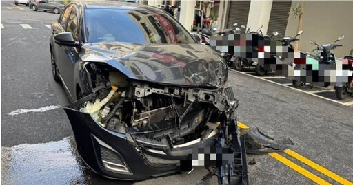 高雄女連闖紅燈遭轎車猛撞！ 「車頭全毀」一旁三輪車老翁險被波及