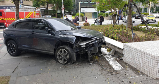 快訊／北市內湖轎車暴衝！路邊1車18輛機車遭撞 再波及2路人