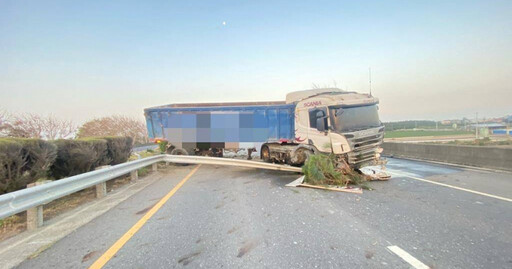 砂石車西向衝破中央分隔島 幸無對向車輛未釀大禍