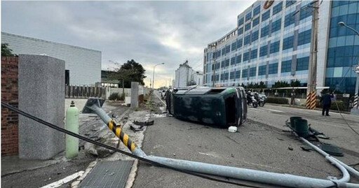 苗栗死亡車禍！廂型車詭撞號誌桿翻覆 駕駛雙腳夾困慘斷魂