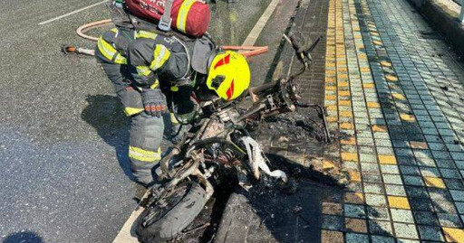 騎到一半！男騎電動車過太魯閣大橋突自燃 燒到剩骨架慘況曝