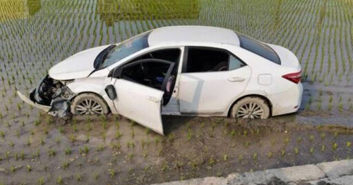 高雄2車對撞畫面曝！轎車失控衝水稻「犁田」 騎士慘噴飛送醫