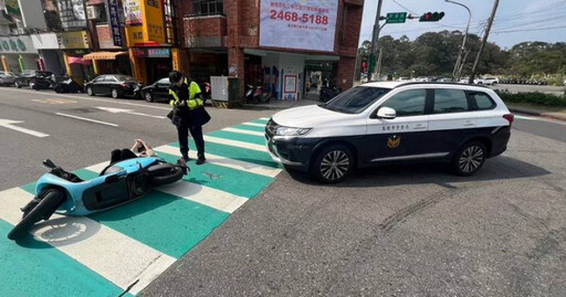 追查可疑車輛…基隆警路口迴轉碰撞機車 受傷女騎士喊：警察還不錯看