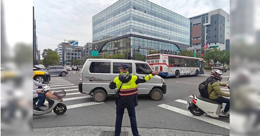 迎新春！內湖大賣場周邊車潮湧現 警友辦事處貼心設補給站應援