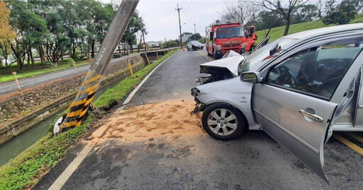 宜蘭7旬老婦駕車疑因身體不適自撞電桿 車頭全毀送醫救治