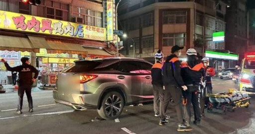 7旬婦闖紅燈遇劫！挨撞又被後車輾壓「卡車底」 頭部重創慘死