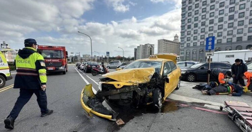 車頭全爛慘況曝！澎湖2車對撞駕駛「卡車內」 釀3傷急送醫