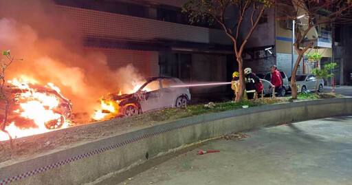 疑鞭炮釀災！基隆和平島晚間2轎車起火焚毀 現場爆炸聲頻傳