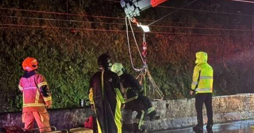 男騎士詭撞護欄噴鐵軌！慘摔2公尺高多處擦傷 警消急吊掛救援