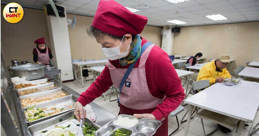 警局大廚1／北市保大擼袖掌杓為獨老辦伙16年 熱騰騰飯菜親送暖胃又暖心