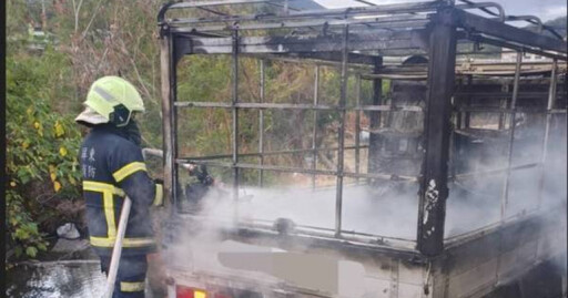 屏東小貨車神秘起火！農機與電池疑自燃 瞬間成火海所幸無傷亡