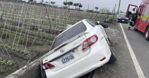 疑車速過快自摔！高雄轎車「卡水溝」畫面曝 駕駛掛彩急送醫