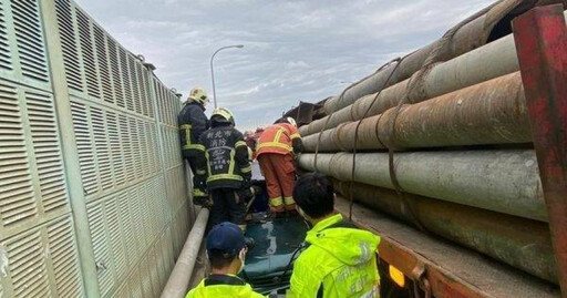 驚險擦撞！新北聯結車與轎車相撞 駕駛受困切開車頂獲救送醫