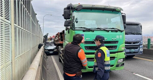 台64擦撞事故！轎車慘夾聯結車與護欄間 掀開車頂駕駛獲救