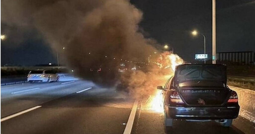 驚險瞬間！國道轎車突冒濃煙起火 駕駛驚險跳車逃生