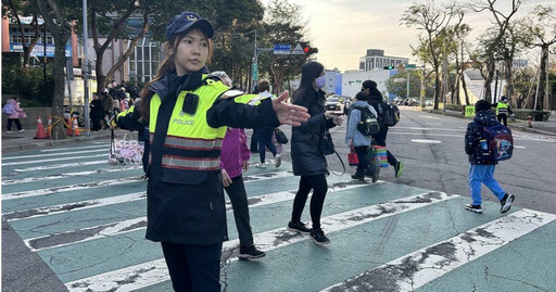 開學了！新北警護童整頓校園旁交通 還有小禮物家長學生都驚喜