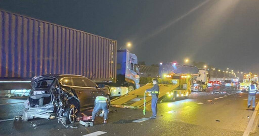 驚險連環撞！國道楠梓6車追撞小客車變換車道釀禍 1人送醫