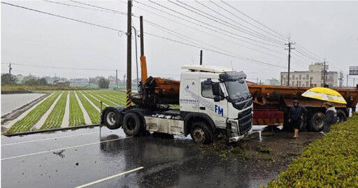 煞不住！台19砂石車「打水漂」猛撞分隔島 車頭反折畫面曝